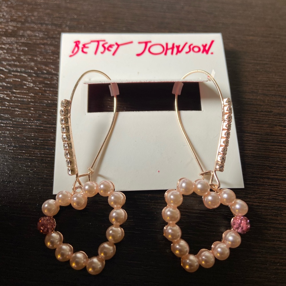 Betsey Johnson
Rose Tone Pearl Heart Earrings❤️